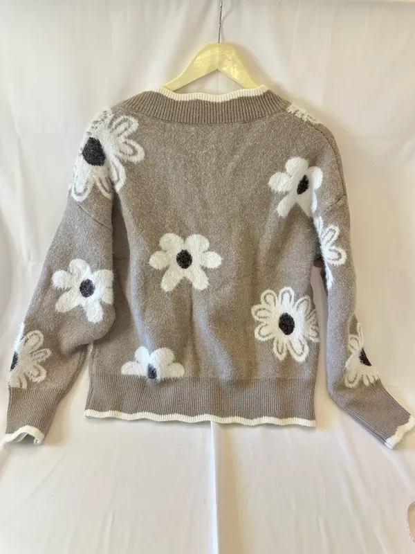 Boutique long sleeve flower women’s medium V-neck sweater - Image 5