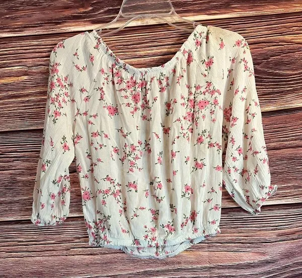Free Kisses Flowers Crop Top. Size Medium. - Image 4