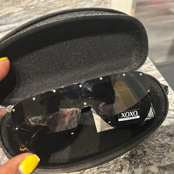 XOXO Stylish Black Sunglasses - Image 4