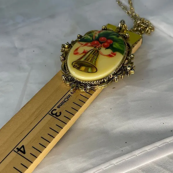Vintage Christmas scene cameo style necklace - Image 6