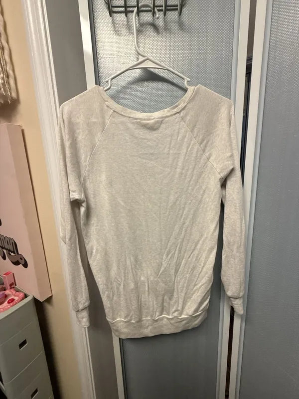 TNA Aritzia V-Neck Sweatshirt Size XS Heather White Long Sleeve Pullover - Image 4