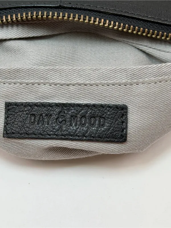 Day & Mood Sting Clutch Wristlet Black Leather Woven Zip Pouch Bag - Image 4
