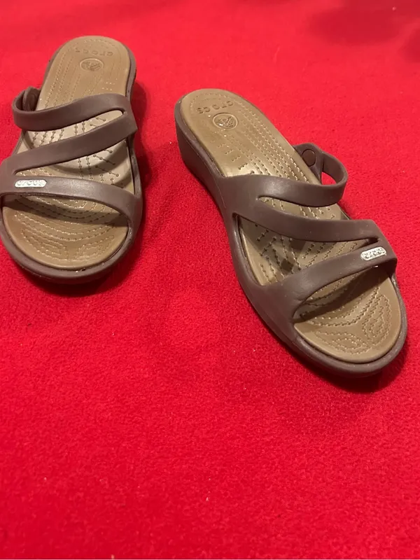 CROCS Women’s Brown T-Strap Wedge Sandals W 7 - Image 4