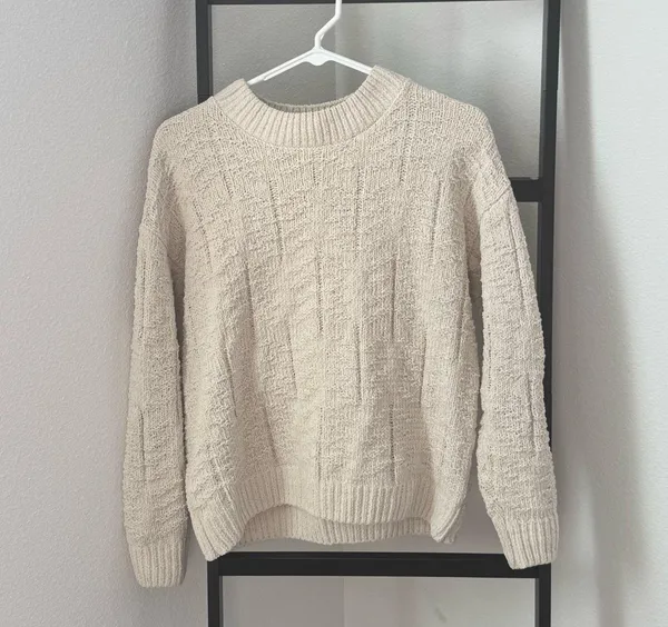 White Sweatshirt - Image 4