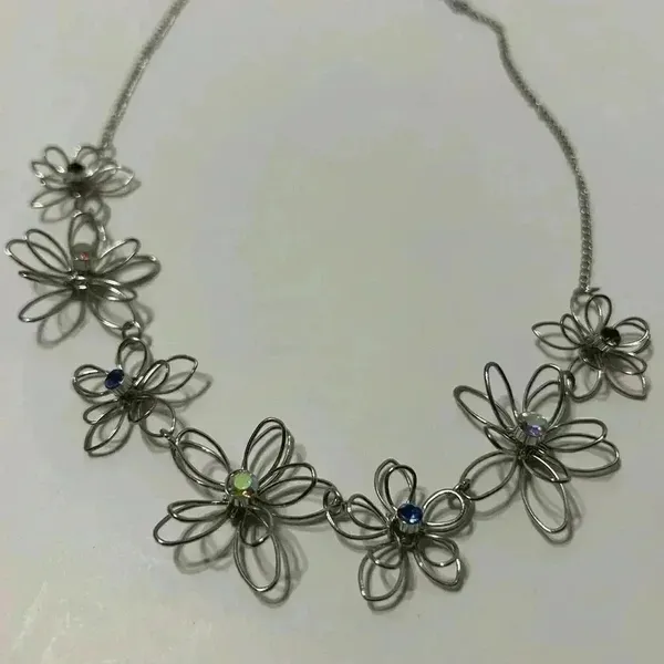 WIREY Flower‎ Nexklace with center rhinestones - Image 5