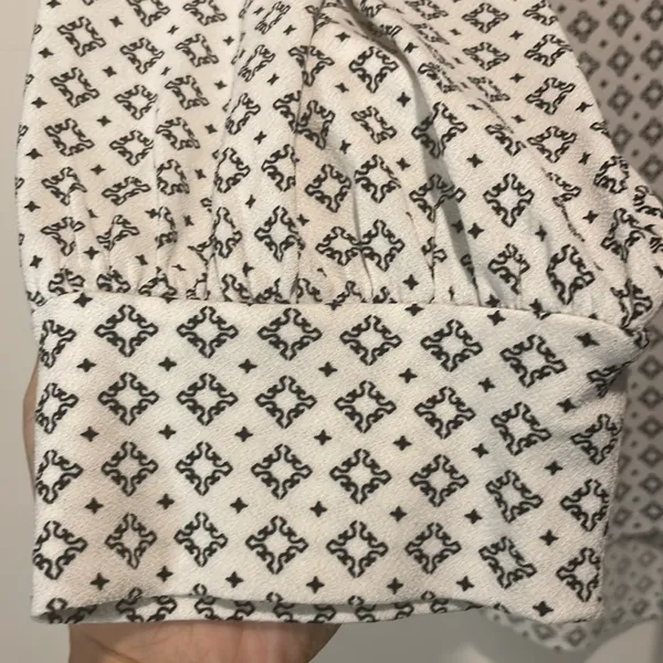 Adrianna Papell- Geometric Pattern Hi Low Black White Gathered Cuffs Top- Size L - Image 6