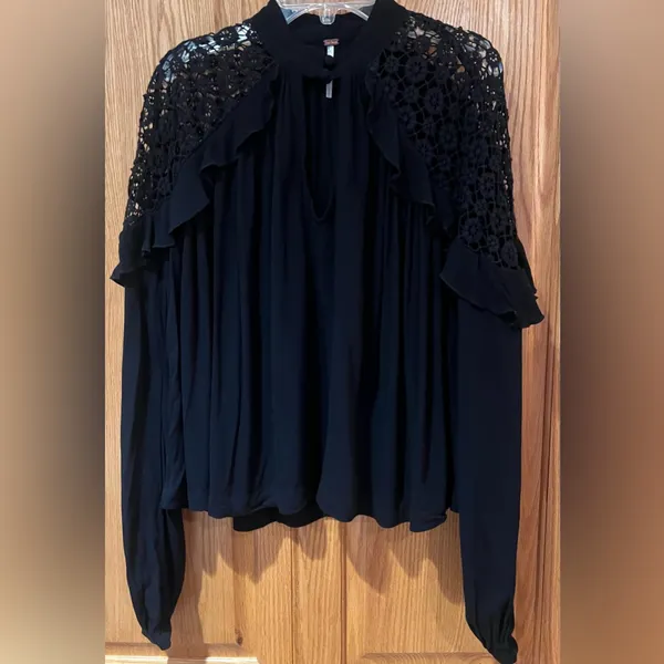 Free People Little Bit Of Love Crochet Lace Ruffle Keyhole‎ Blouse Black Size XS - Image 9