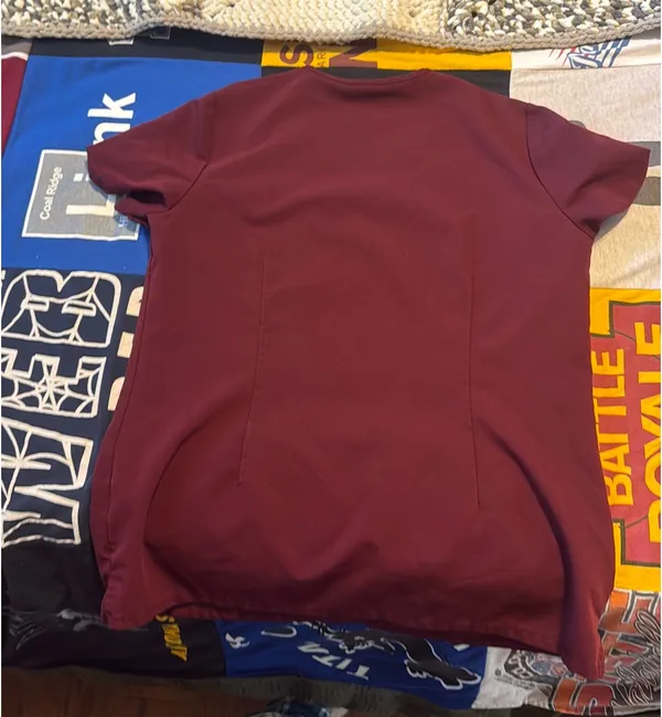 Figs scrub top maroon small  - Image 2