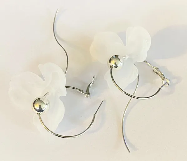 Handmade flower dangle hoop earrings💜 - Image 2