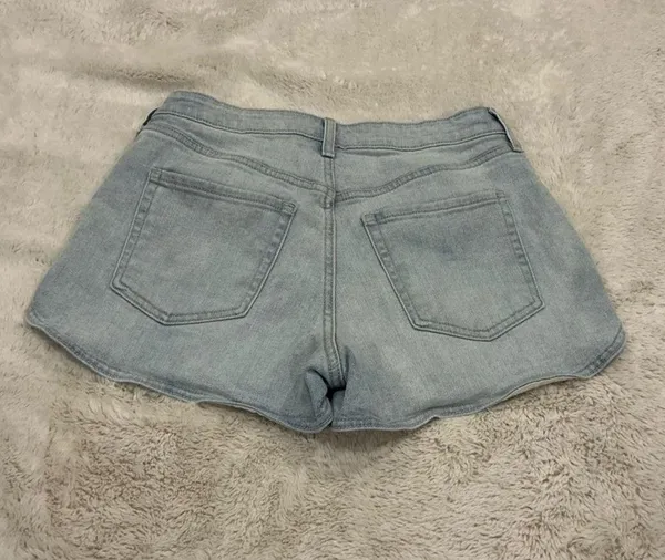 Old Navy Low-Rise Dolphin Hem Denim Shorts Size 8 - Image 2