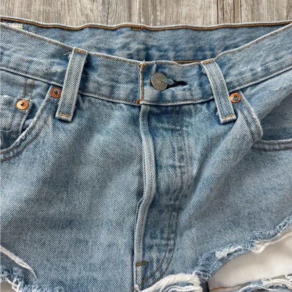 Levi's Taille Haute Line 501 High Waist Ripped Cutoff Denim Shorts Size 28 - Image 4