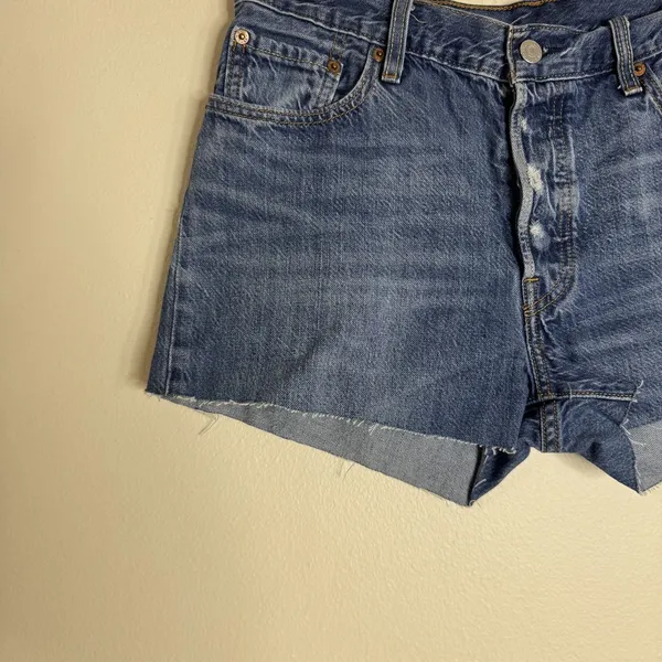 Levis 501 Shorts Womens 29 Blue Denim High Rise Button Fly Distressed Raw‎ Hem - Image 4