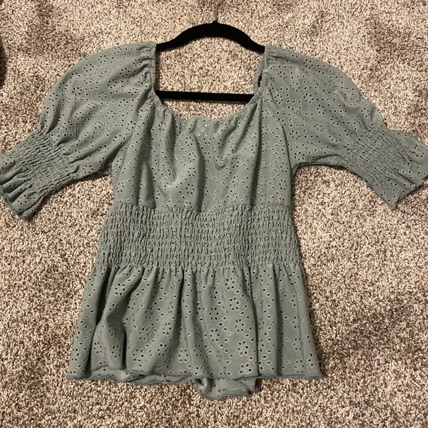 Sage green eyelet top with puff sleeves Size M - Image 2