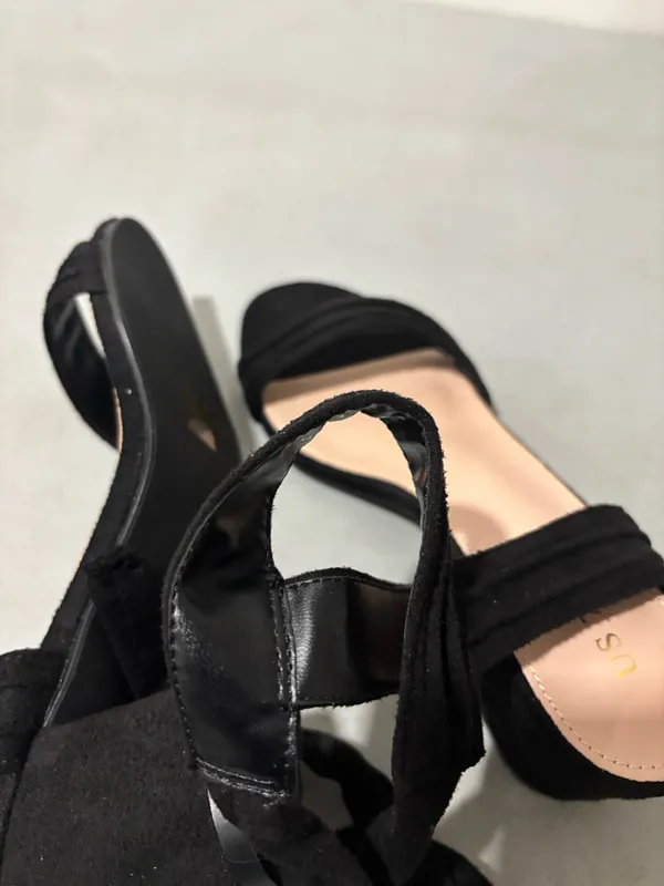 Black strappy heel excellent condition Size 7.5 - Image 3