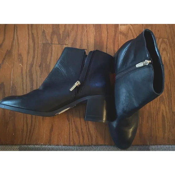 Vince Camuto Black Leather Ankle Booties Size 10 Zipper * Flaw: Off Track New - Image 5