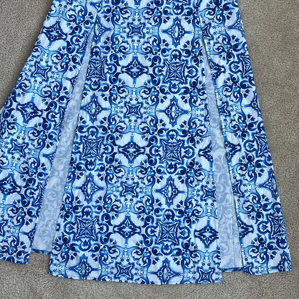 NWOT Blue and White Print Sleeveless Maxi Dress in Women's Medium - Image 3