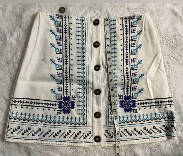Francesca’s White and Blue Embroidered Skirt - Image 4