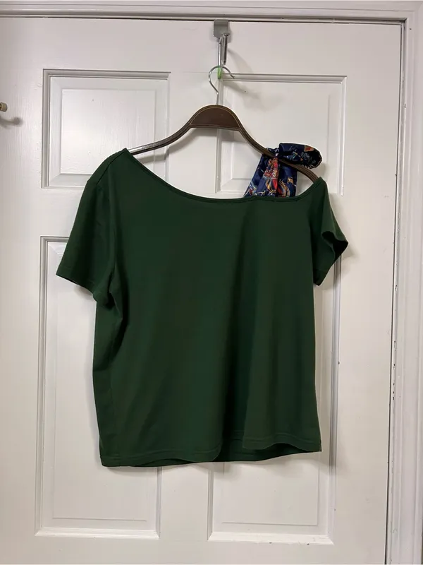 SHEIN Green Off-Shoulder Short Sleeve Top with Navy Tie Accent - Image 3