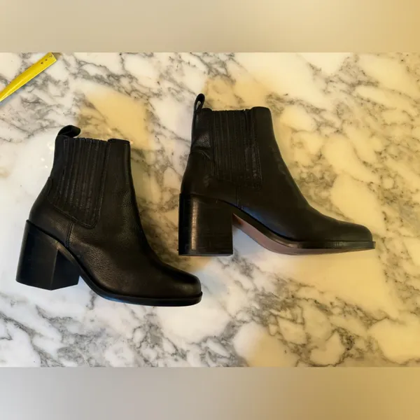 NWOT L.PAOLO Black Boots size 5M - store return see small nick on heel - Image 5
