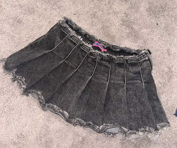 Edikted Pleated Denim Mini Skirt - Image 3