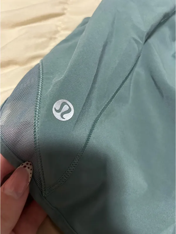 Lululemon Shorts Hotty Hot 4" - Image 3