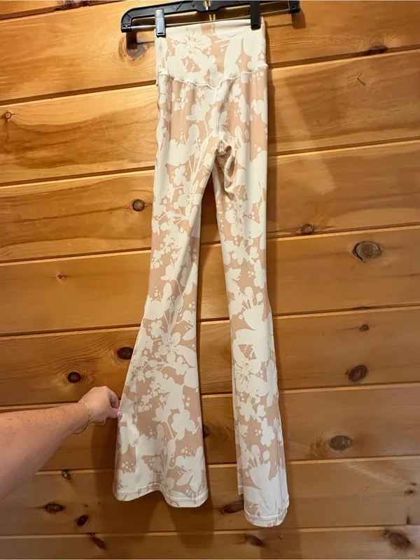 aerie High-Waist Floral Flare Pants in Cream & Tan - Image 4