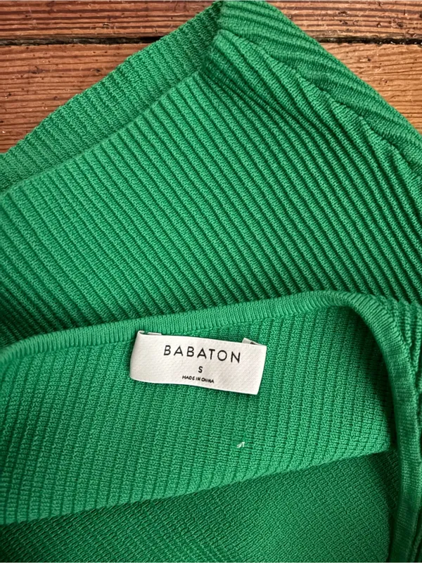 Aritzia Babaton Emerald One-Shoulder Ribbed Crop Top - Image 3