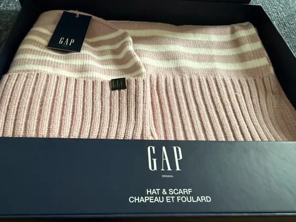 Gap Women’s Hat and Scarf Set - Image 2