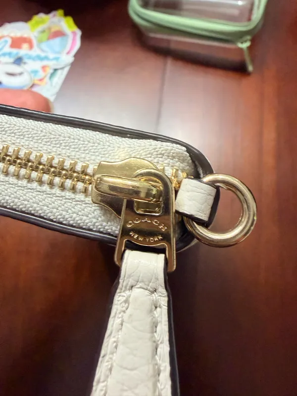 Authentic COACH White Pebbled Leather Wallet / Wristlet – Excellent Condition - Image 4
