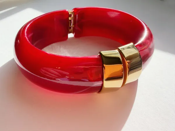 Red & gold chunky bangle bracelet with resin and stainless steel - Image 3