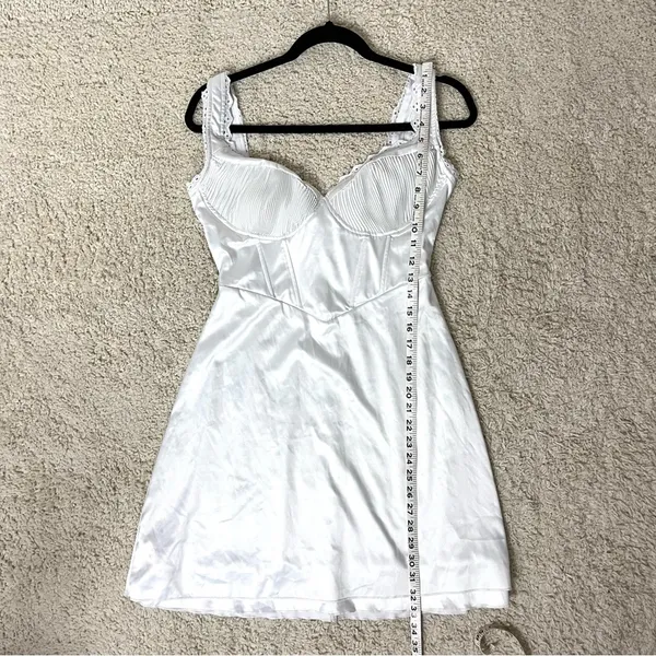 Elegant White Lace Trim Chemise - Image 4