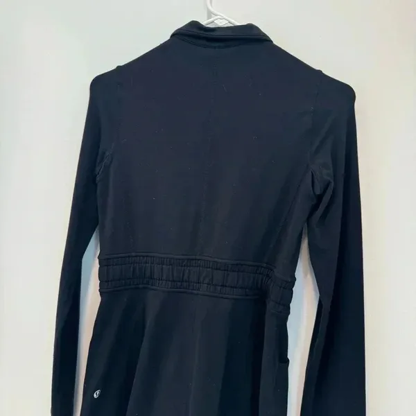 Lululemon womwens jacket size 4 - Image 5