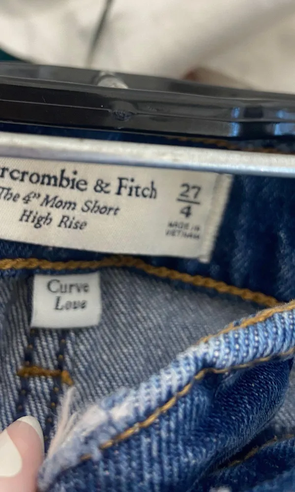 Abercrombie BNWOT 4” Mom Jean Shorts - Image 5