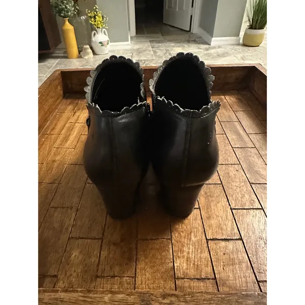 Jack‎ Rogers Black Ankle Booties Scalloped Trim Block Heel Pointed Toe Stylish - Image 4