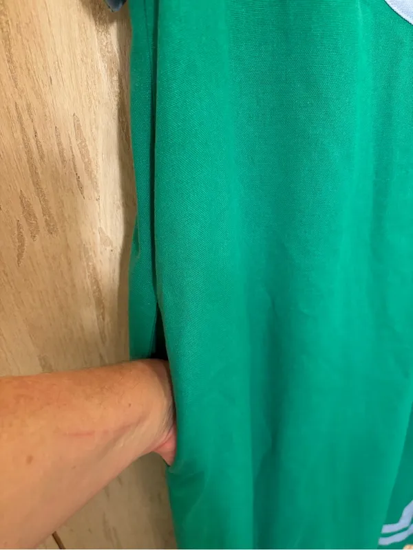Entro green dress with contrasting light blue trim and notched V-neckline - Image 4