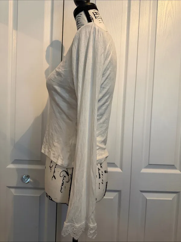 Cupshe White Lace-Trim V-Neck Long Sleeve Tee - Image 5