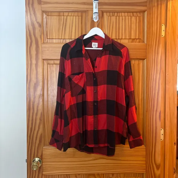 Urban Outfitter BDG Size Medium Red and Black Flannel Plaid Shirt - Image 2