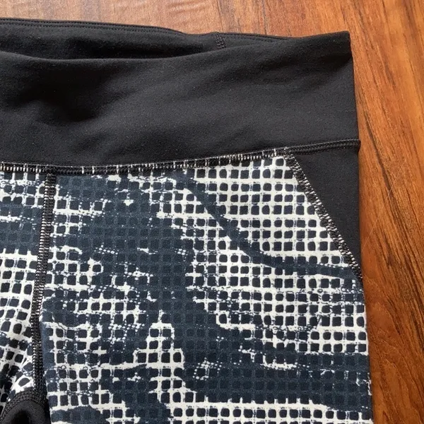 Under Armour‎ fitted Capri leggings black and white size medium - Image 2