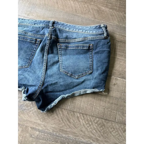 Torrid women's Blue Distressed 3" Jean Shorts Size‎ 18 - Image 9