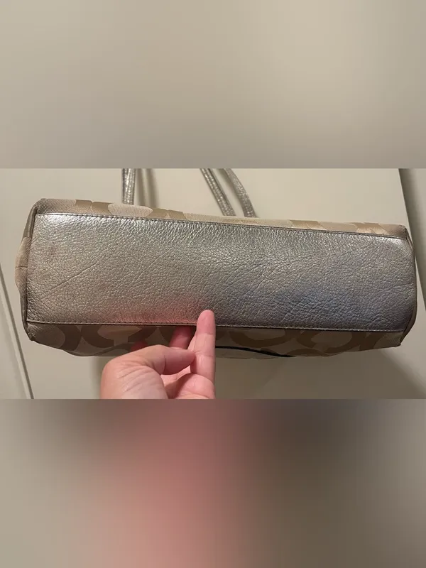 Coach JulieOp Art Tan Signature Tote/ Silver Metallic Trim❤️‍🔥needs lil clean - Image 10