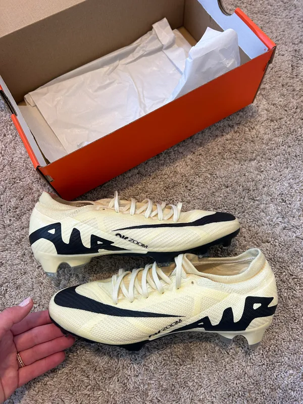 Nike Cleats - Image 4