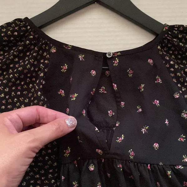 Gap pink rose bud black swing blouse, size large - Image 10