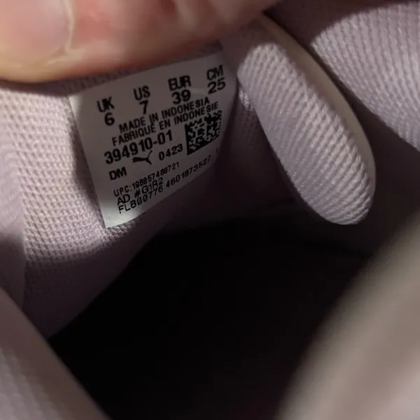 Puma sneakers size 7 - Image 2