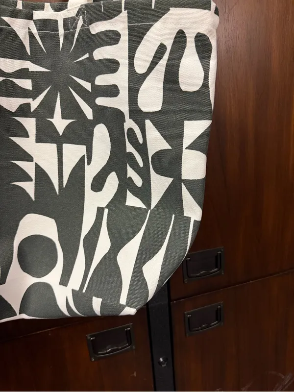 Vuori Green and White Graphic Canvas Tote! Perfect condition. Never used! - Image 4
