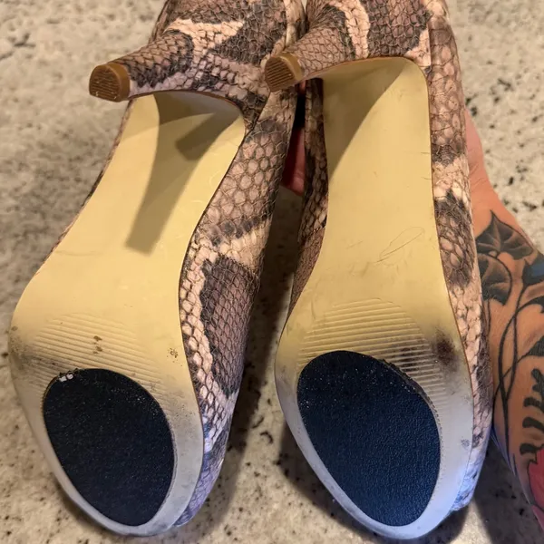 Fergalicious Grace Snakeskin Peep Toe Pumps High Heels Beige Grey Womens Size 7M - Image 6