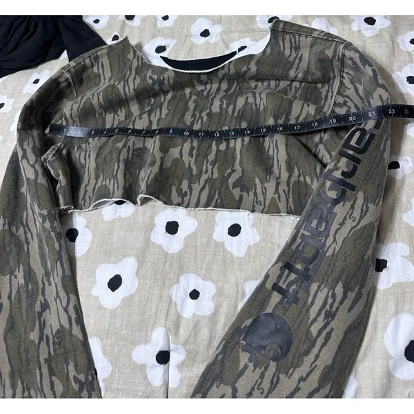 Carhartt camo cropped sweater - Image 3