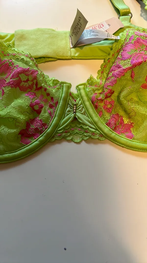 Victoria’s Secret Lace Underwire Bra - Image 3