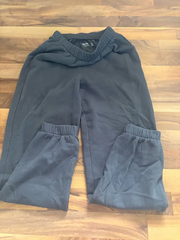 Hollister sweatpants gray size xs long length - Image 2