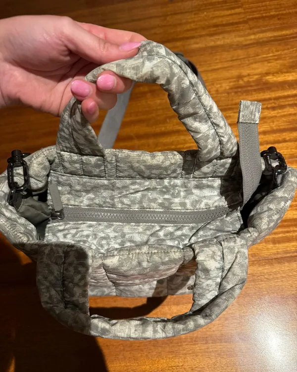 Lululemon Quilted Puff Bag 5L - Image 4