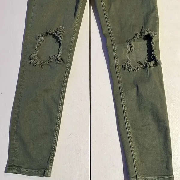 Free people busted knee women’s size 29 jeans Distressed - Image 2